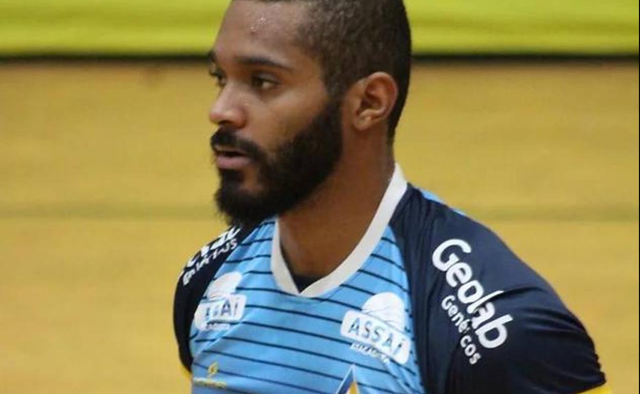 El receptor atacante brasileño Léo Cardoso ficha por el Voley Textil Santanderina