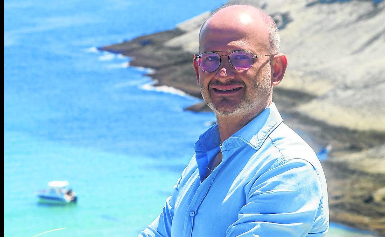 Miguel Herrero, con la playa de Mataleñas al fondo. 