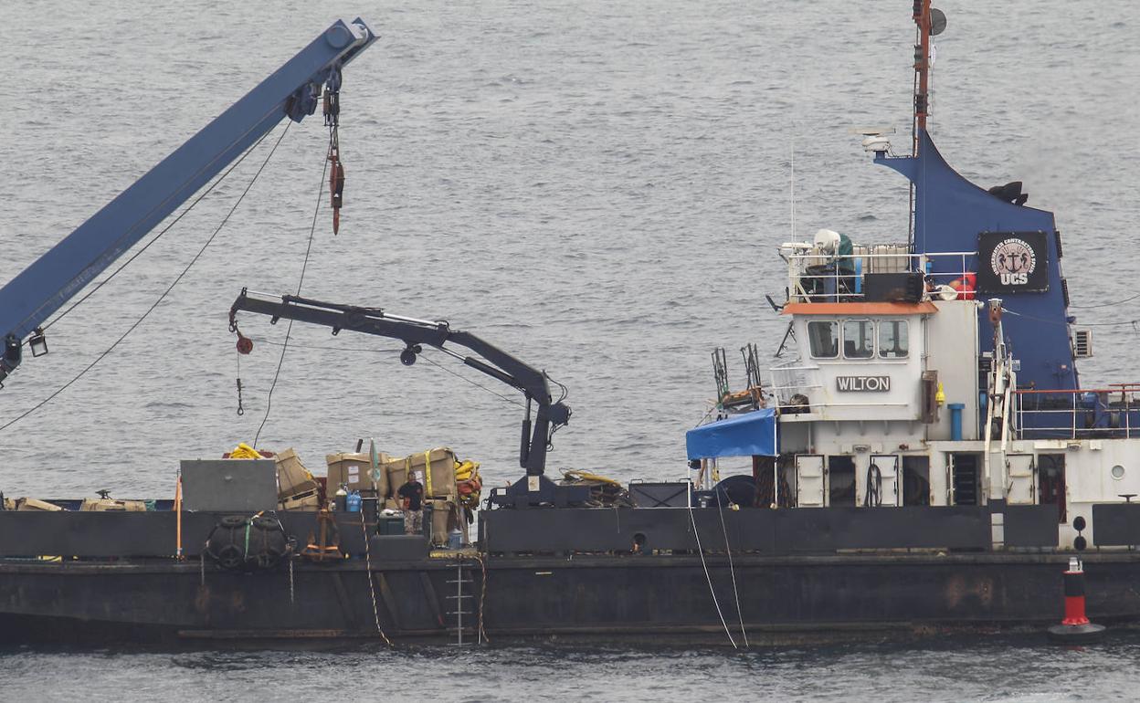 La embarcación actual que trata de rescatar la draga hundida en Suances.