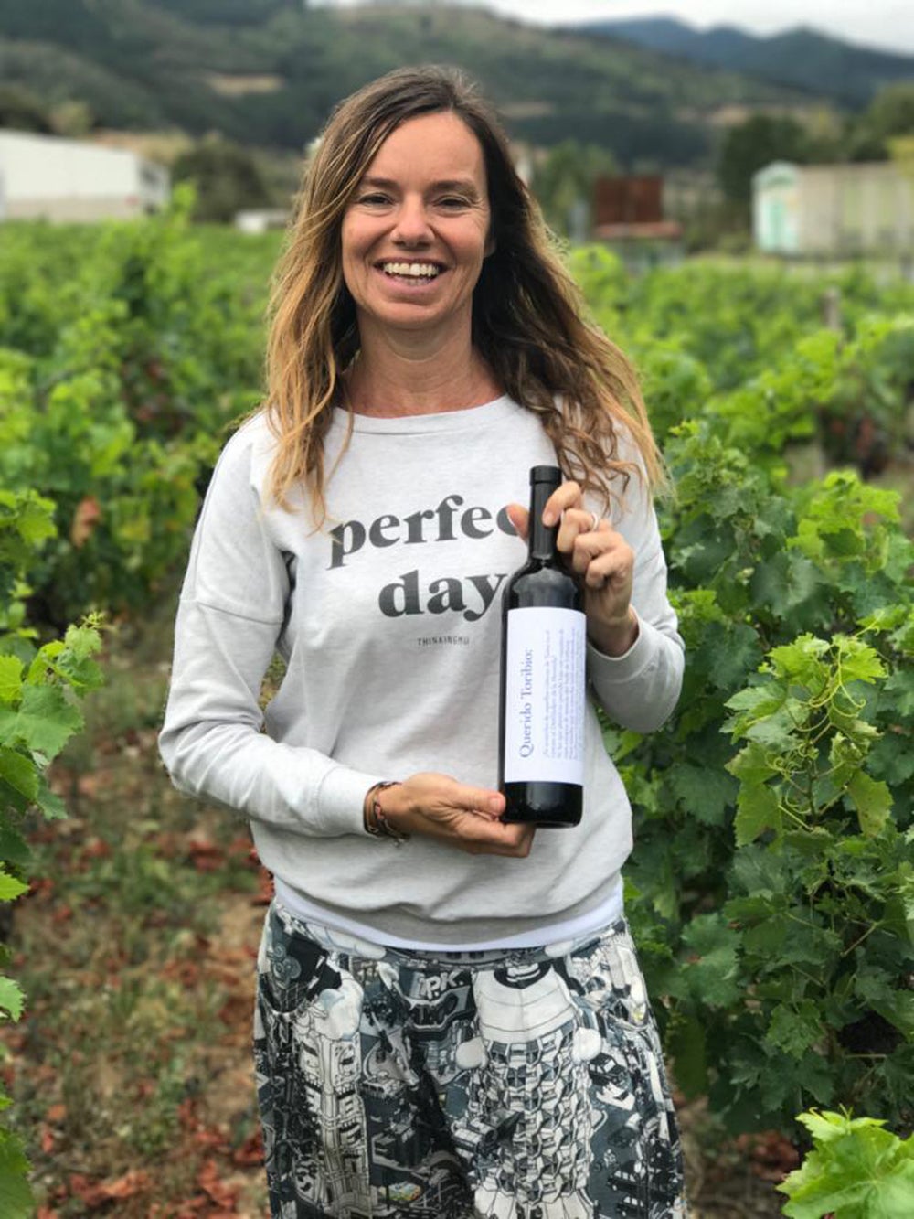 Isabel con una botella de su vino tinto 'Querido Toribio'.