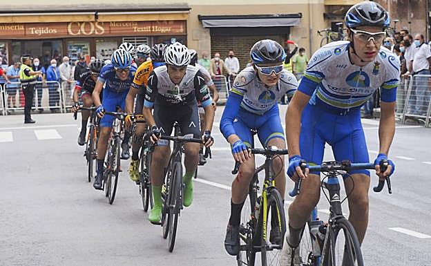 Imagen principal - Arnau Gilabert trunca la victoria de Juan Ayuso en la Vuelta al Besaya