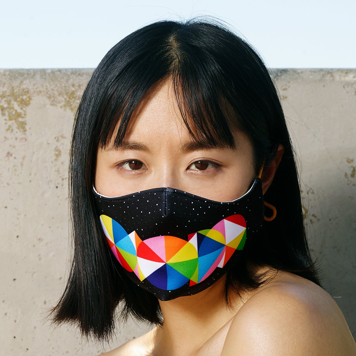 Okuda San Miguel y la diseñadora Sabrina Lázaro unen fuerzas para diseñar unas máscaras que representan la identidad del artista cántabro. Modelo ‘Letters’. Precio, 55 euros. 10% de la venta solidario, a beneficio del Banco de Alimentos.