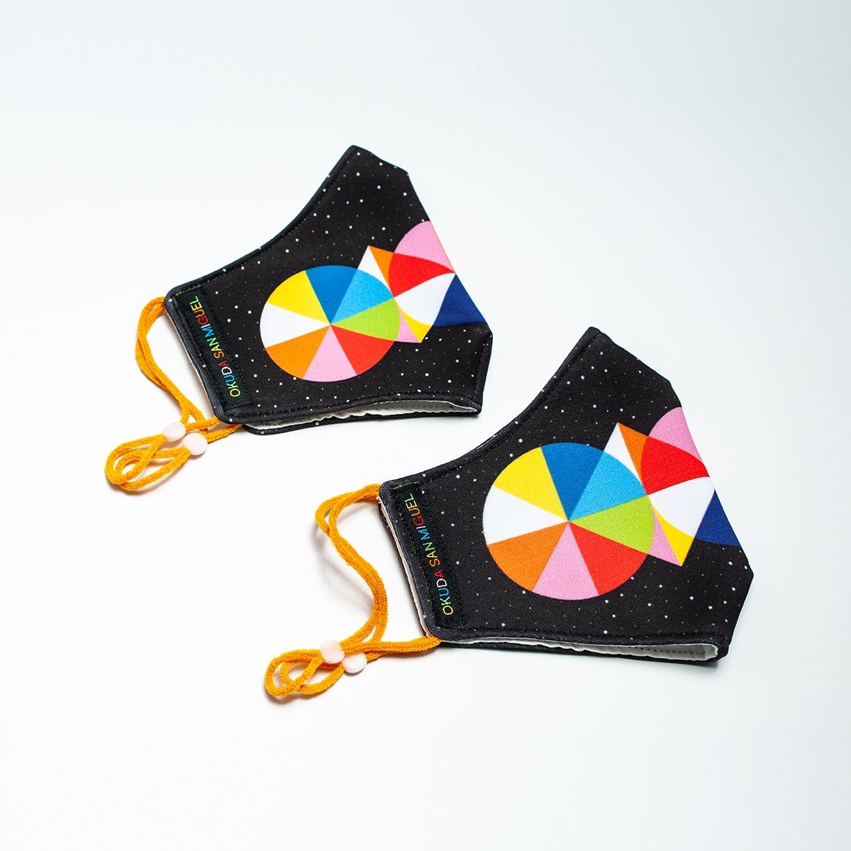 Okuda San Miguel y la diseñadora Sabrina Lázaro unen fuerzas para diseñar unas máscaras que representan la identidad del artista cántabro. Modelo ‘Letters’. Precio, 55 euros. 10% de la venta solidario, a beneficio del Banco de Alimentos.