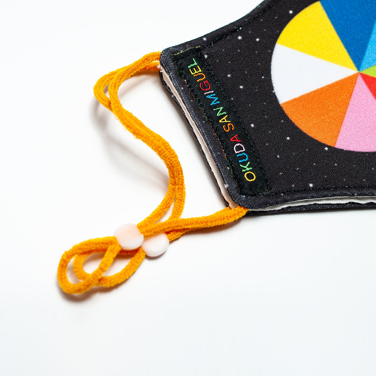 Okuda San Miguel y la diseñadora Sabrina Lázaro unen fuerzas para diseñar unas máscaras que representan la identidad del artista cántabro. Modelo ‘Letters’. Precio, 55 euros. 10% de la venta solidario, a beneficio del Banco de Alimentos.