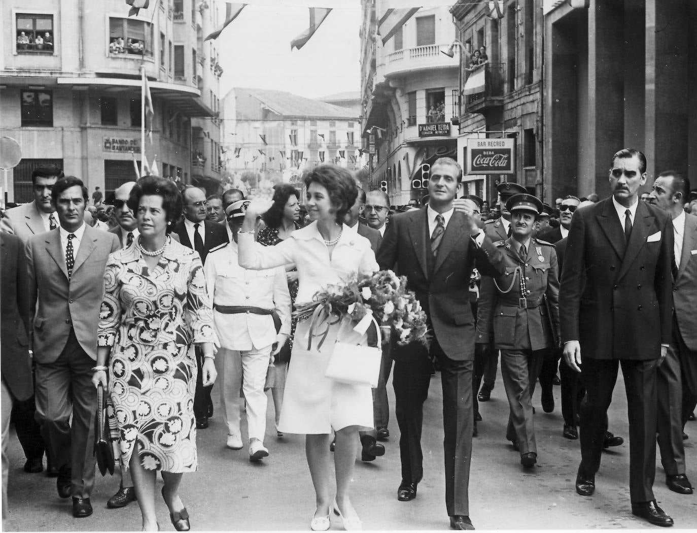 En agosto 1971, los Príncipes de España, don Juan Carlos y doña Sofía pasearon por las calles de Torrelavega acompañados por el alcalde Collado Soto.