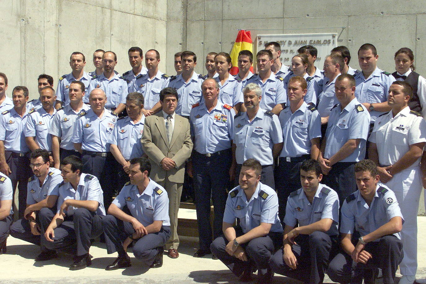 Imagen de 2001 en la que el entonces Rey don Juan Carlos posó en las instalaciones del Escuadrón de Vigilancia Aérea, EVA, número 12, en el Picón del Fraile, donde está instalado el radar RAT-31 SLT con un alcande de 470 kilómetros.