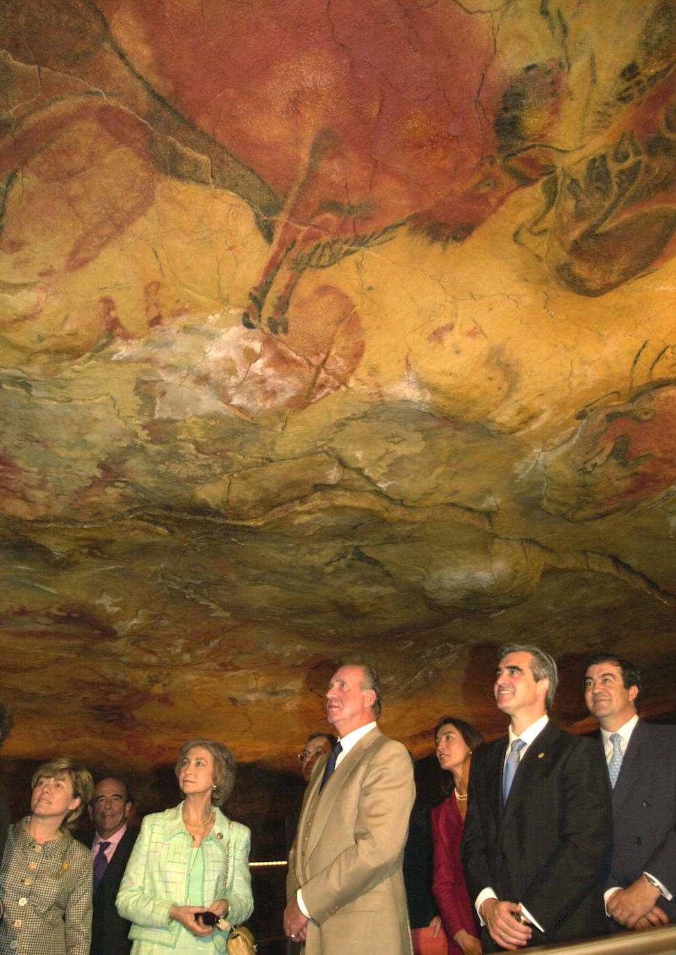 En 2001, los reyes asistieron a la inauguración del Museo Altamira acompañados por los ministros, Pilar del Castillo y Francisco Alvarez Cascos, y por José Joaquín Martínez Sieso. En la imagen, contemplando la sala de polícromos en la neocueva.