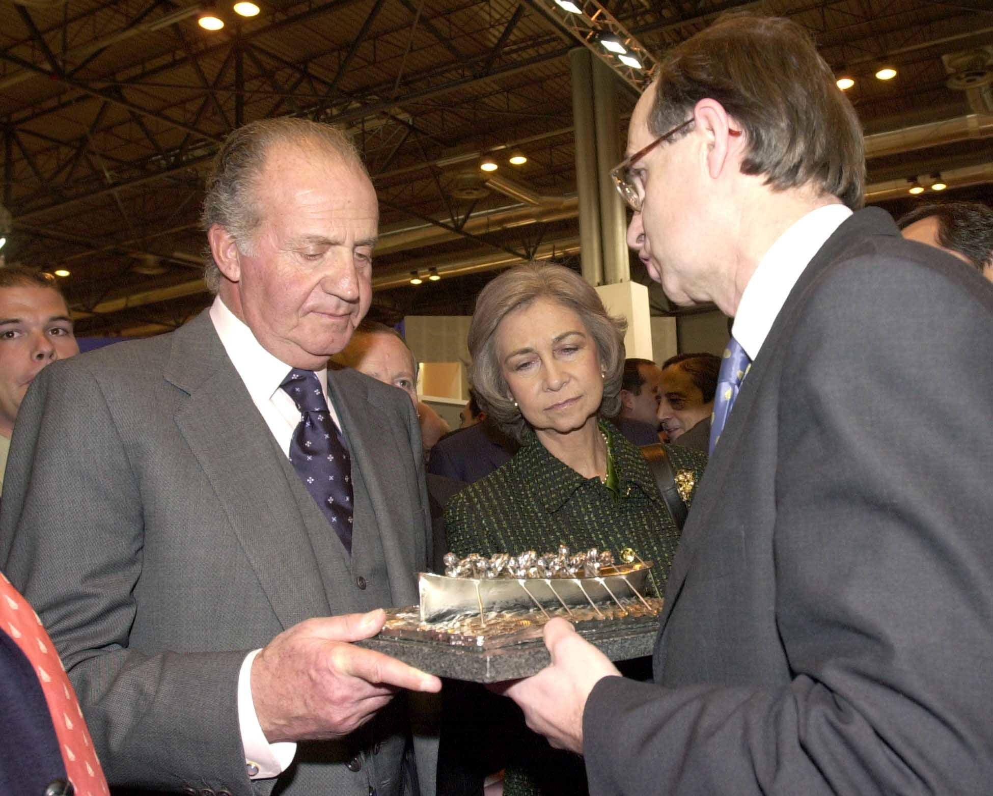 En 2003, el entonces consejero de Cultura, Turismo y Deporte de Cantabria, José Antonio Cagigas (d), entregó un obsequio a los Reyes de España, Juan Carlos y Sofía, en el stand de Cantabria en la Feria Internacional de Turismo.