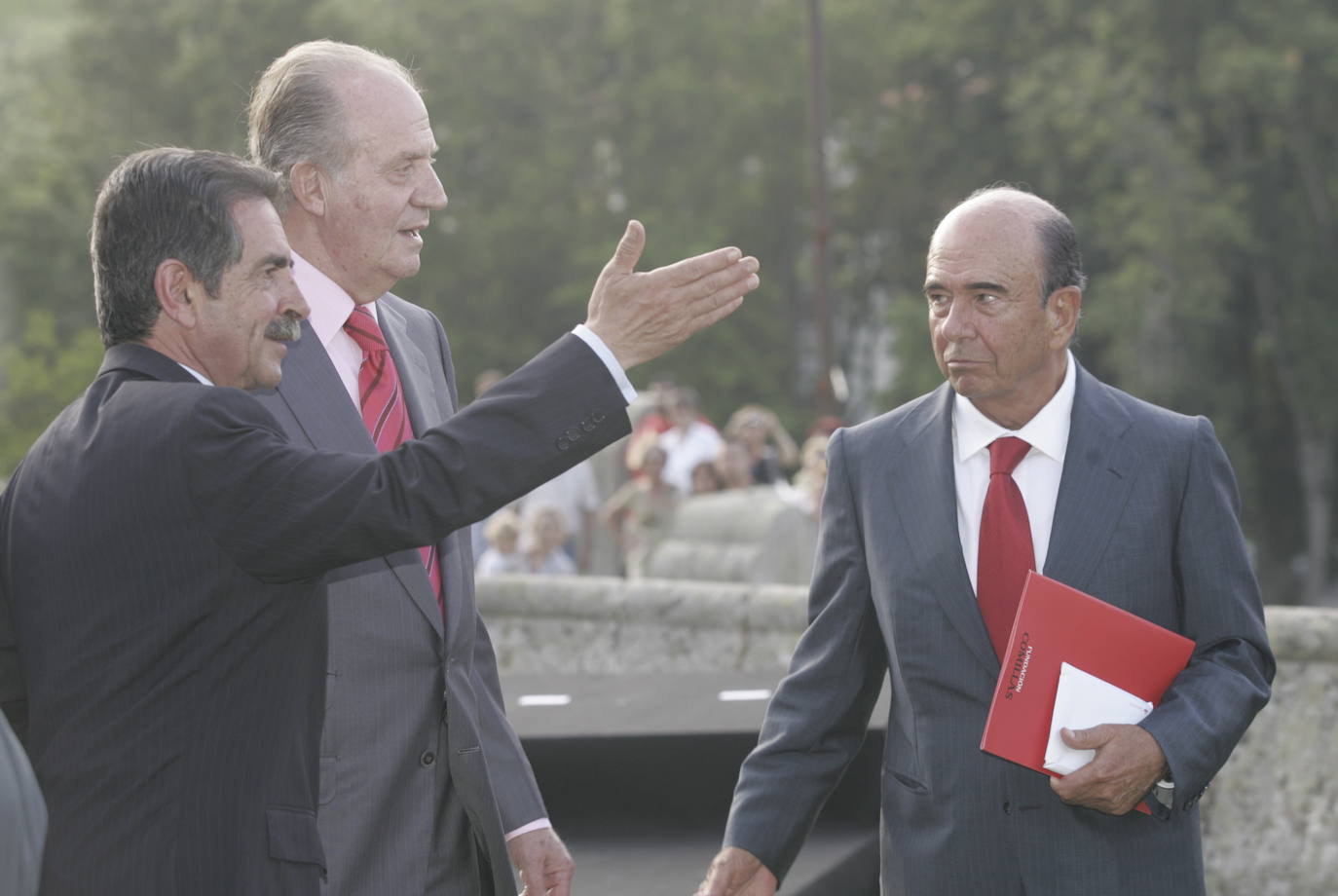 Don Juan Carlos saluda al presidente del Banco Santander, Emilio Botín, tras asistir en el Palacio de Sobrellano (Comillas) a la reunión del patronato de la Fundación Comillas. Era el año 2008.