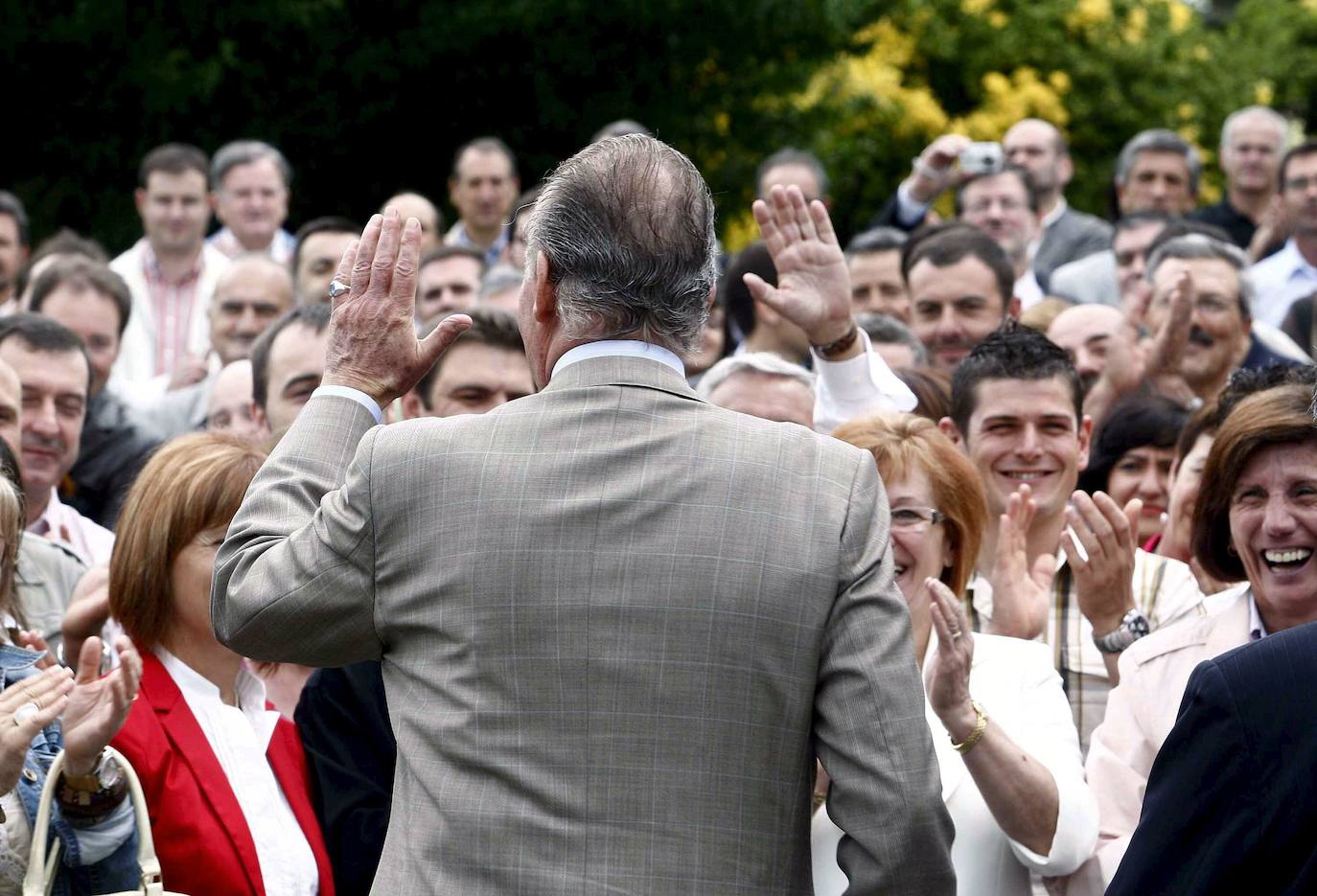 Imagen de 2008 cuando el Rey Don Juan Carlos I se despidió de los empleados de Solvay, en Torrelavega tras presidir la celebración del centenario de la empresa. 