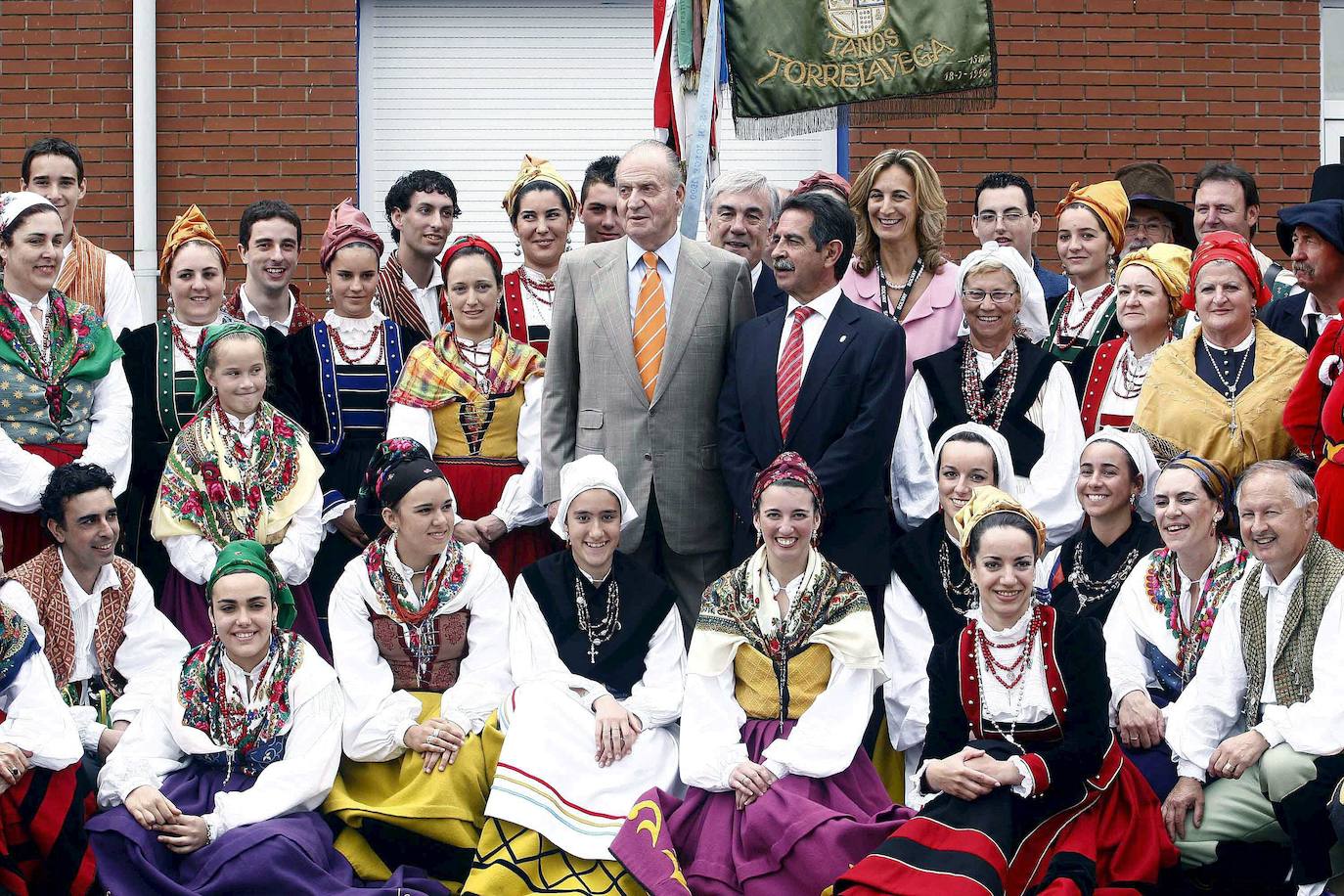 El Rey Juan Carlos volvió a Cantabria en 2008 donde, junto al presidente de Cantabria, Miguel Ángel Revilla, posó junto las integrantes de una agrupación folclórica en las instalaciones de Solvay durante la celebración del centenario de la empresa en Torrelavega.