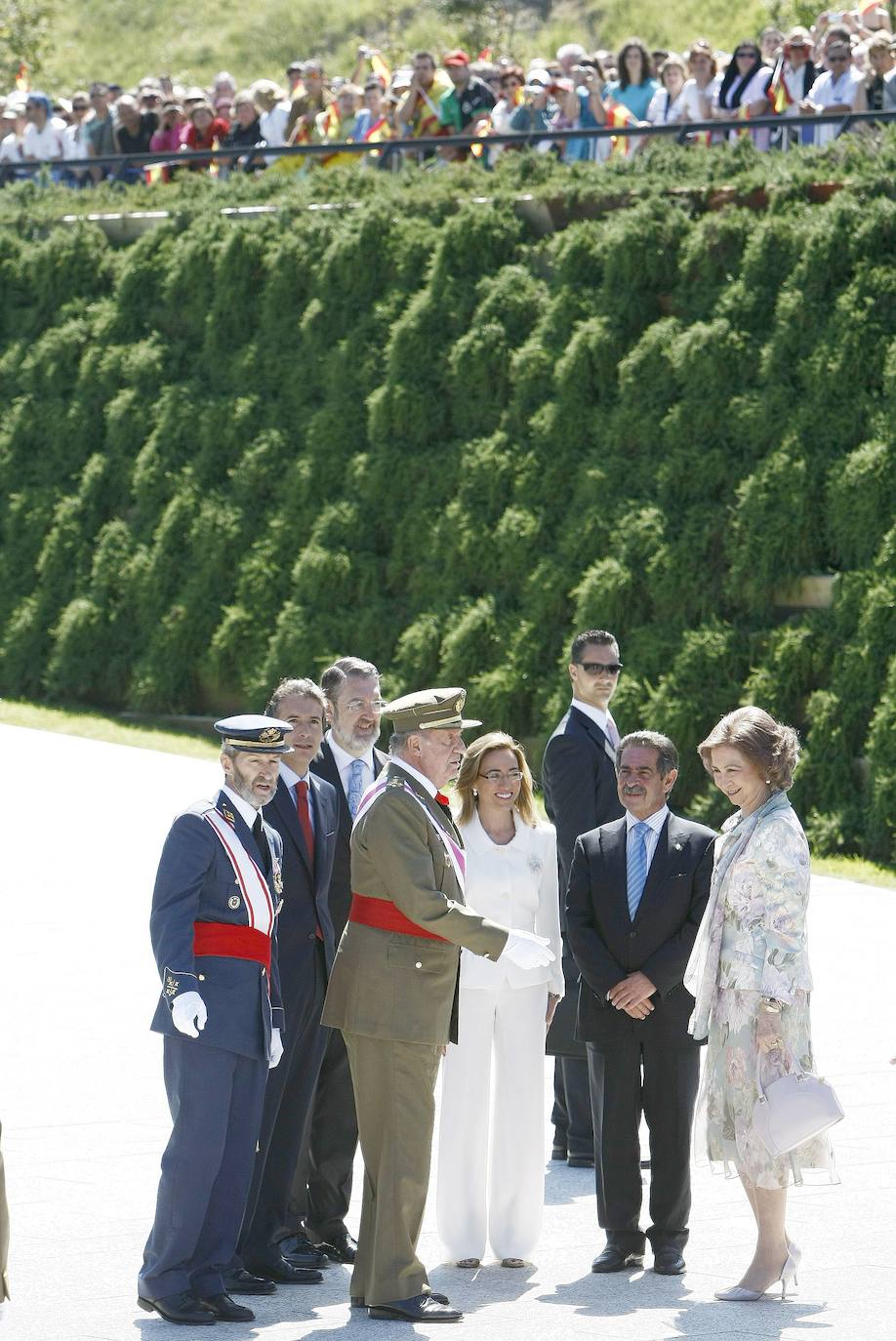 Los Reyes de España en 2009 en Santander donde conversaron con la ministra de Defensa, Carme Chacón, y el presidente regional, Miguel Angel Revilla con motivo de la celebración del Día de las Fuerzas Armadas.