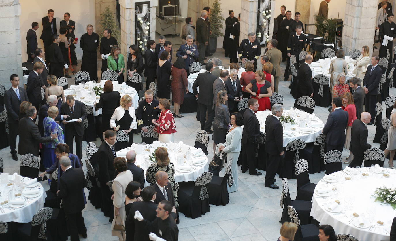 Los reyes de España, Don Juan Carlos (c) y Doña Sofía, en 2009 en la cena de gala celebrada en el Parlamento de Cantabria con motivo de la celebración del Dia de las Fuerzas Armadas. 