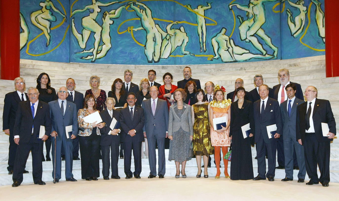 Imagen de 2009 cuando los Reyes de España, Juan Carlos y Sofía, posaron con los galardonados con las Medallas de Oro al Mérito en las Bellas Artes; y las autoridades regionales y locales en la Sala Griega del Palacio de Festivales.