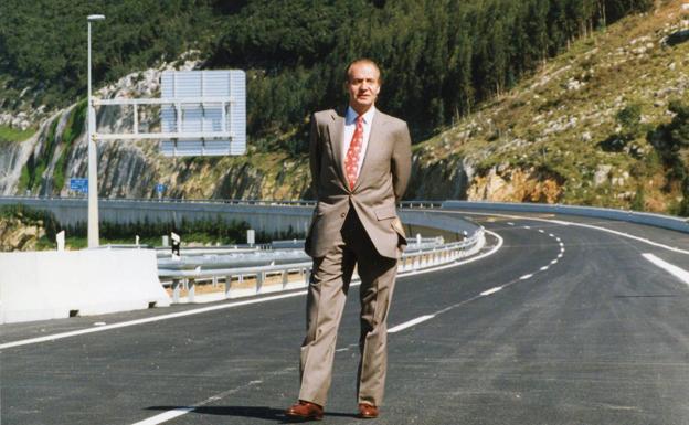 Imagen. En 1995, Juan Carlos I asistió a la inauguración de la Autovía del Cantábrico.