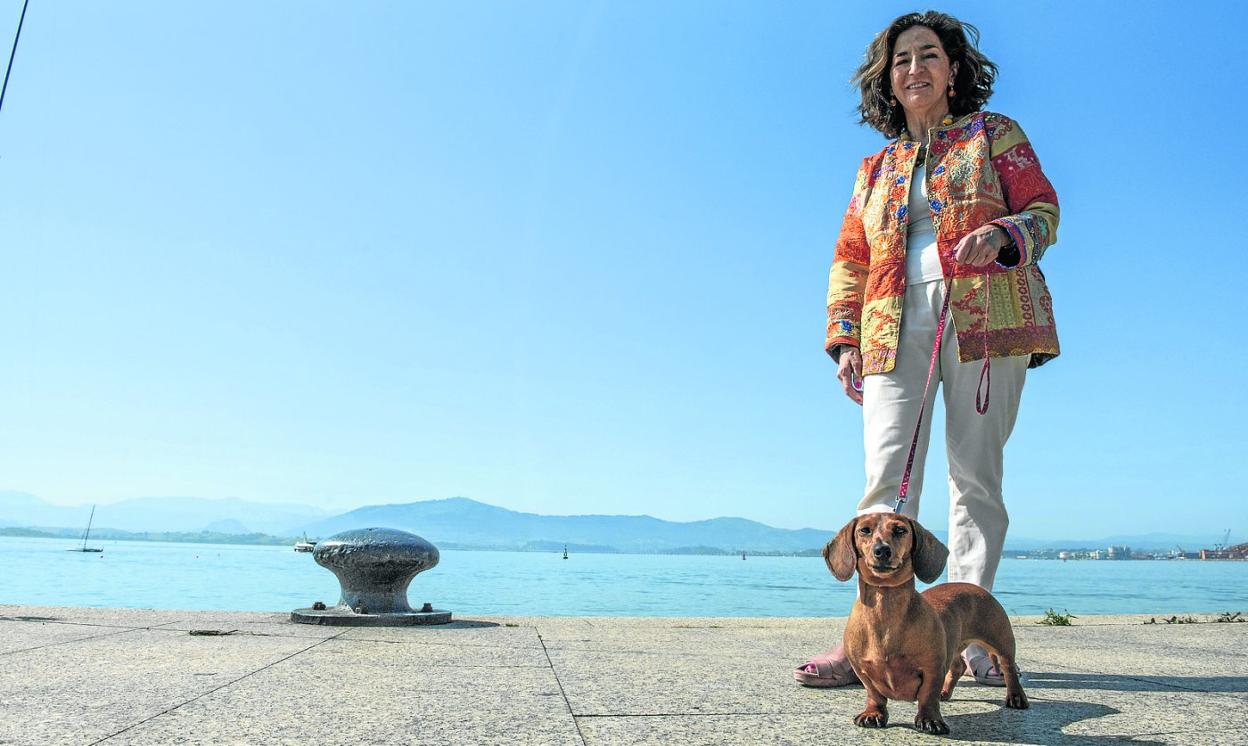 Leticia Zaldívar, en el paseo marítimo de Santander, con su perra 'Talula'. 