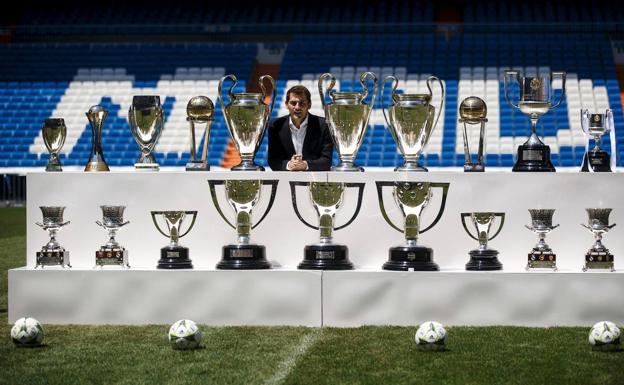 Iker Casillas posa en el Bernabéu junto a los trofeos más importantes que ganó con el Real Madrid. 