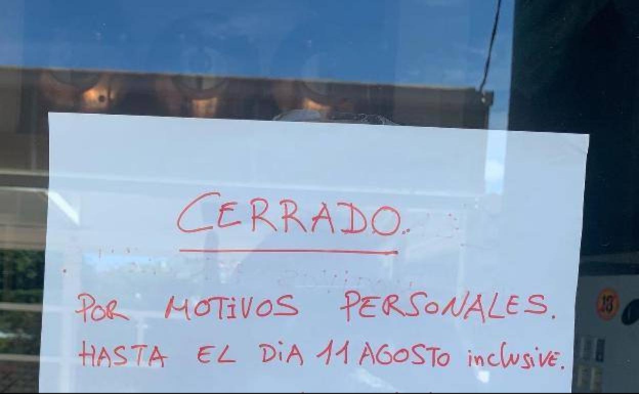 La cafetería ubicada en Brazomar cerró el lunes, tras abrir momentáneamente por la mañana, y colgó un cartel aduciendo motivos personales