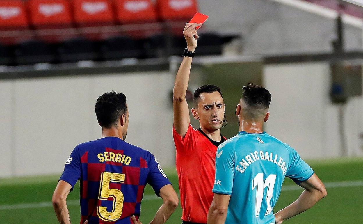 El árbitro Sánchez Martínez muestra una tarjeta roja a Enric Gallego durante un Barça-Osasuna. 