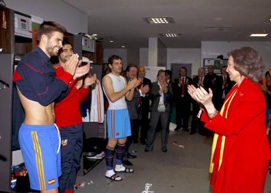 Imagen secundaria 1 - 1. Doña Sofía y don Felipe, durante la boda real (2004). 2. La Reina Sofía saluda a los jugadores de la selección tras vencer a Alemania en el Mundial de 2010. 3. La Reina Sofía, con el actual Rey en brazos (1968). 