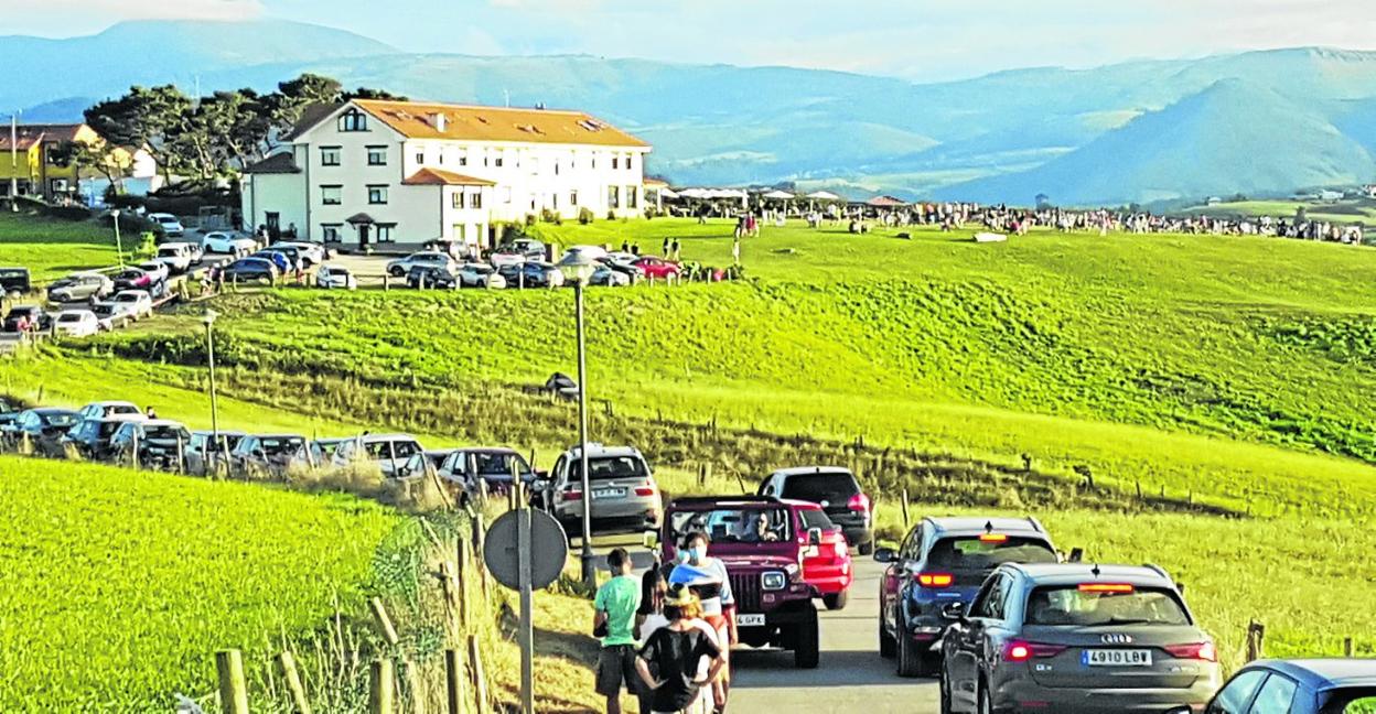 Muchos automovilistas aparcan en la carretera lo que impide la normal circulación, situación que se padece todos los días de verano