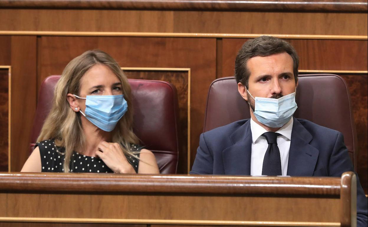 Cayetana Álvarez de Toledo y Pablo Casado, el pasado 30 de julio en el Congreso.