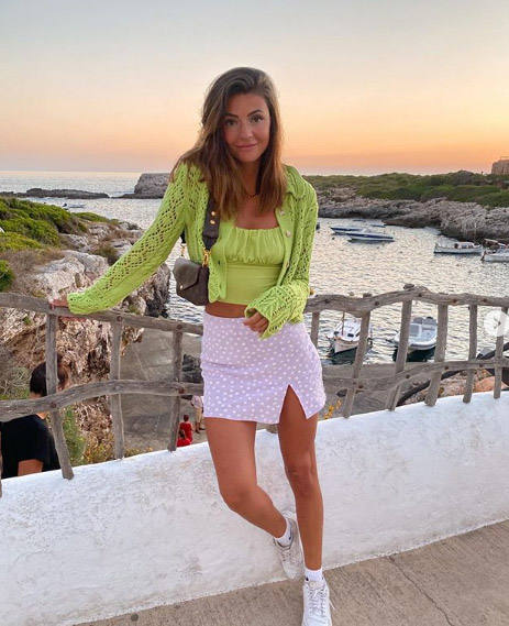 Agosto es el mes de las vacaciones por excelencia. Llegan esas más que merecidas semanas de relax y toca decidir qué llevar en la maleta. Por eso, nos hemos fijado en los looks que algunas famosas e 'influencers' han estado compartiendo durante estas semanas desde sus destinos vacacionales. Todos ellos estilismos cómodos, fresquitos y, sobre todo, estilosos con los que tú también podrás inspirarte y sacar las mejores ideas para protagonices un verano de moda. Diferentes prendas y combinaciones con las que triunfarás sí o sí. ¡Toma nota!