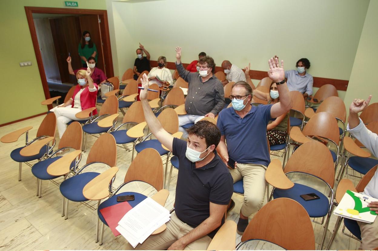 Los alcaldes de Cantabria durante la votación del lunes de la FEMP. luis palomeque