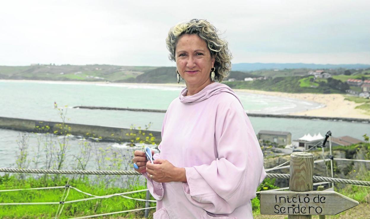 Ana Cañil, en el faro de San Vicente, con la playa de El Sable de Merón al fondo. 