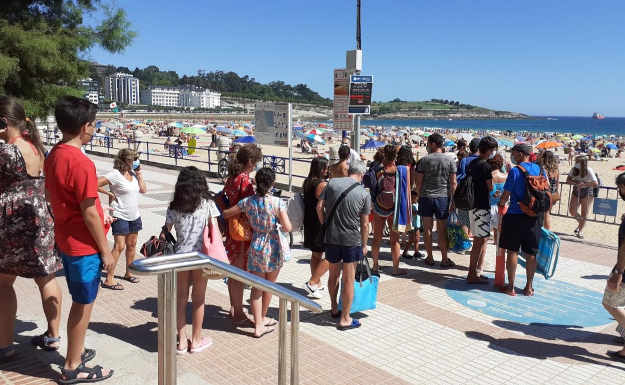 Imagen de las doce del mediodía de este jueves de la cola que hay para entrar a la Segunda de El Sardinero.