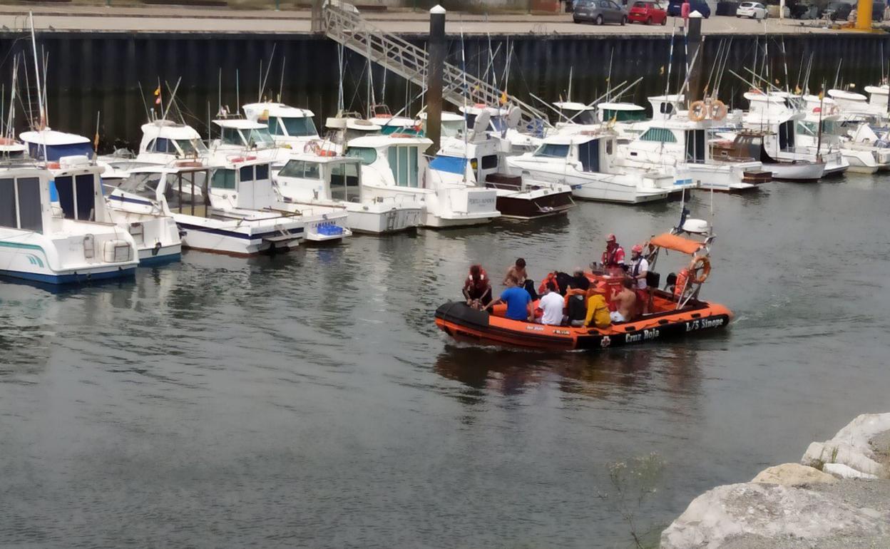 Los tripulantes rescatados llegan al puerto de Suances en la embarcación de la Cruz Roja