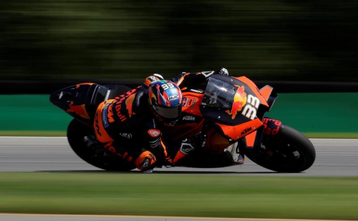 Brad Binder, rodando sobre el trazado de Brno. 