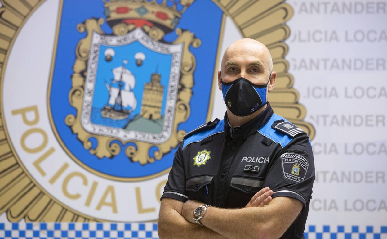 Víctor Manuel Sánchez, jefe accidental de la Policía Local de Santander, en las oficinas de la sede