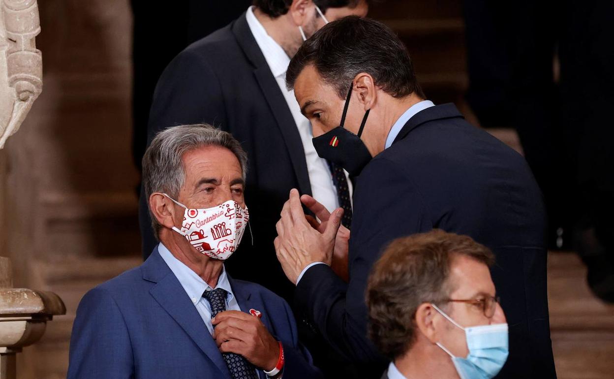 Revilla y Sánchez hablan durante la conferencia de presidentes de la semana pasada en La Rioja. 