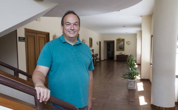 Jacobo, en la casa de ejercicios espirituales que gestiona con su mujer, Rocío.