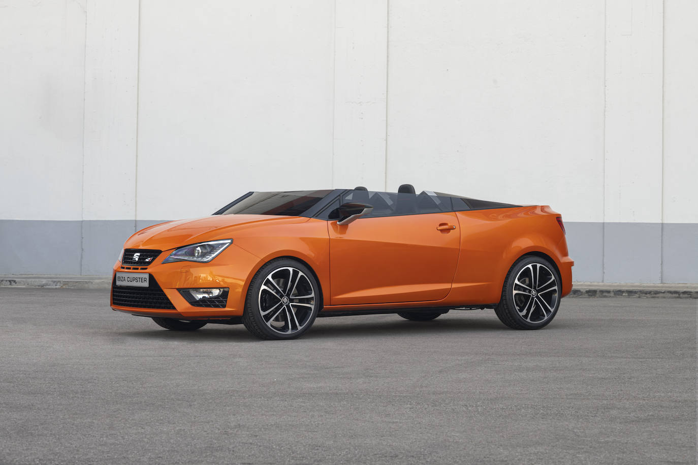 Ni siquiera en 2014, con la llegada del SEAT Ibiza Cupster –con una visera en lugar de parabrisas- se dieron nunca las condiciones para que SEAT pusiera un modelo descapotable en producción después de aquél SEAT 850 Spyder de 1969