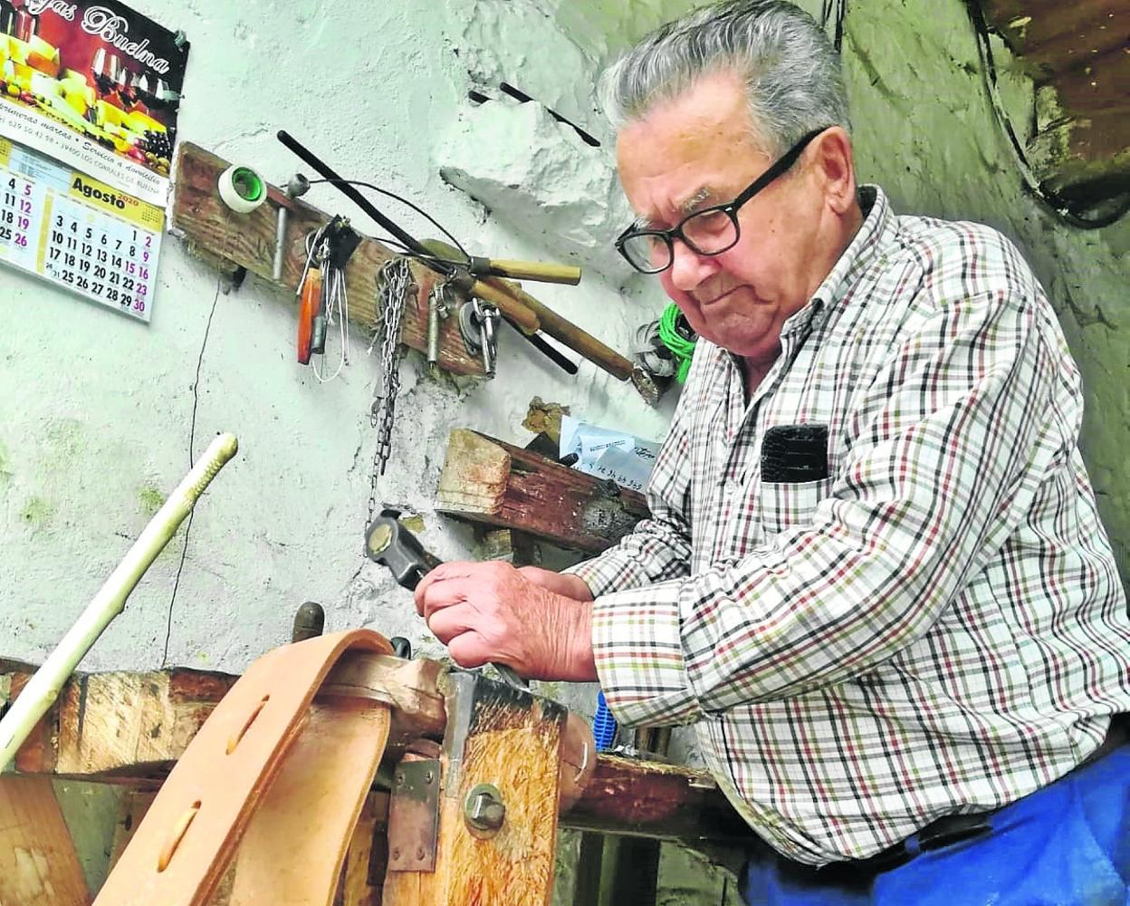 Rafael Polanco grabando un campano en su taller de Cieza.