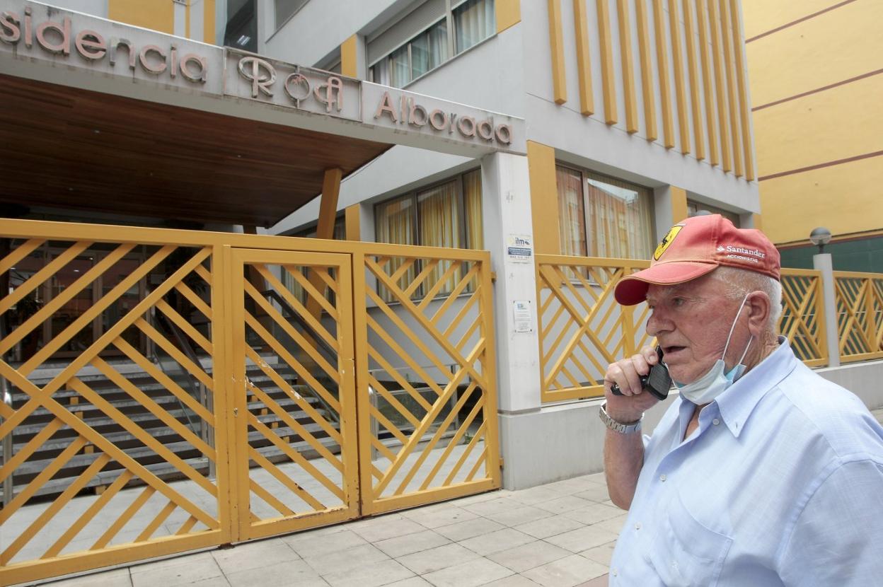 Ricardo Gutiérrez en el momento en el que llega a la residencia Alborada tras enterarse de que su madre ha dado positivo por coronavirus. 