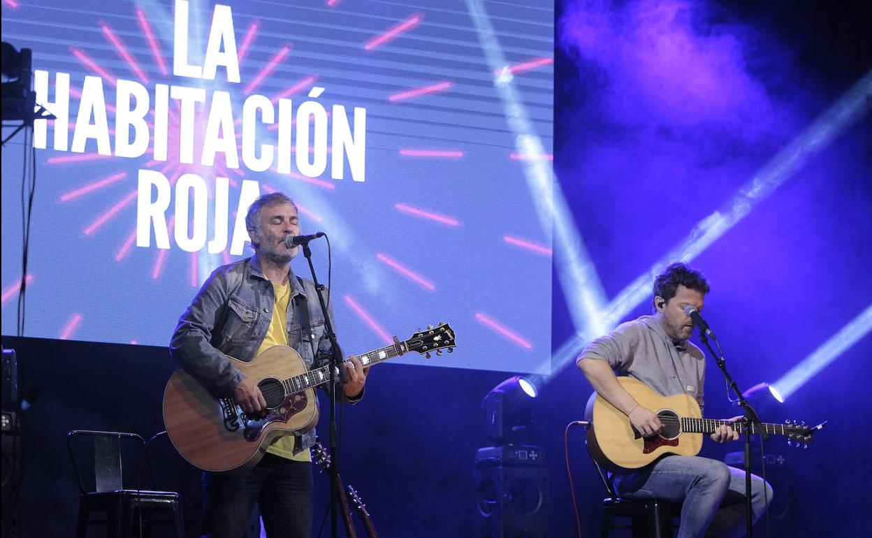 Una noche en el sofá de La Habitación Roja