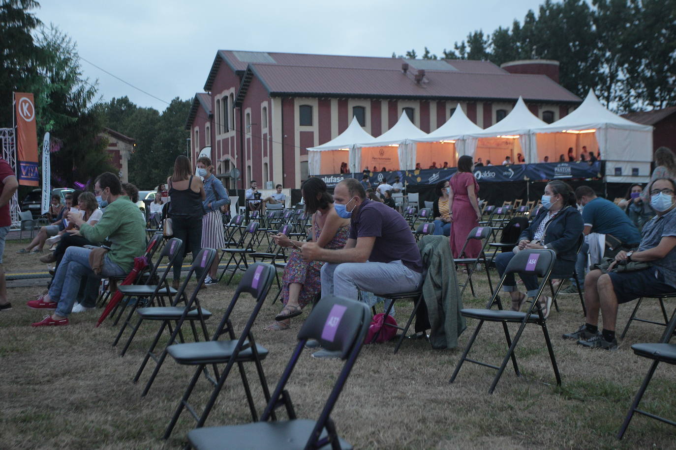 Fotos: Una noche en el sofá de La Habitación Roja en Torrelavega