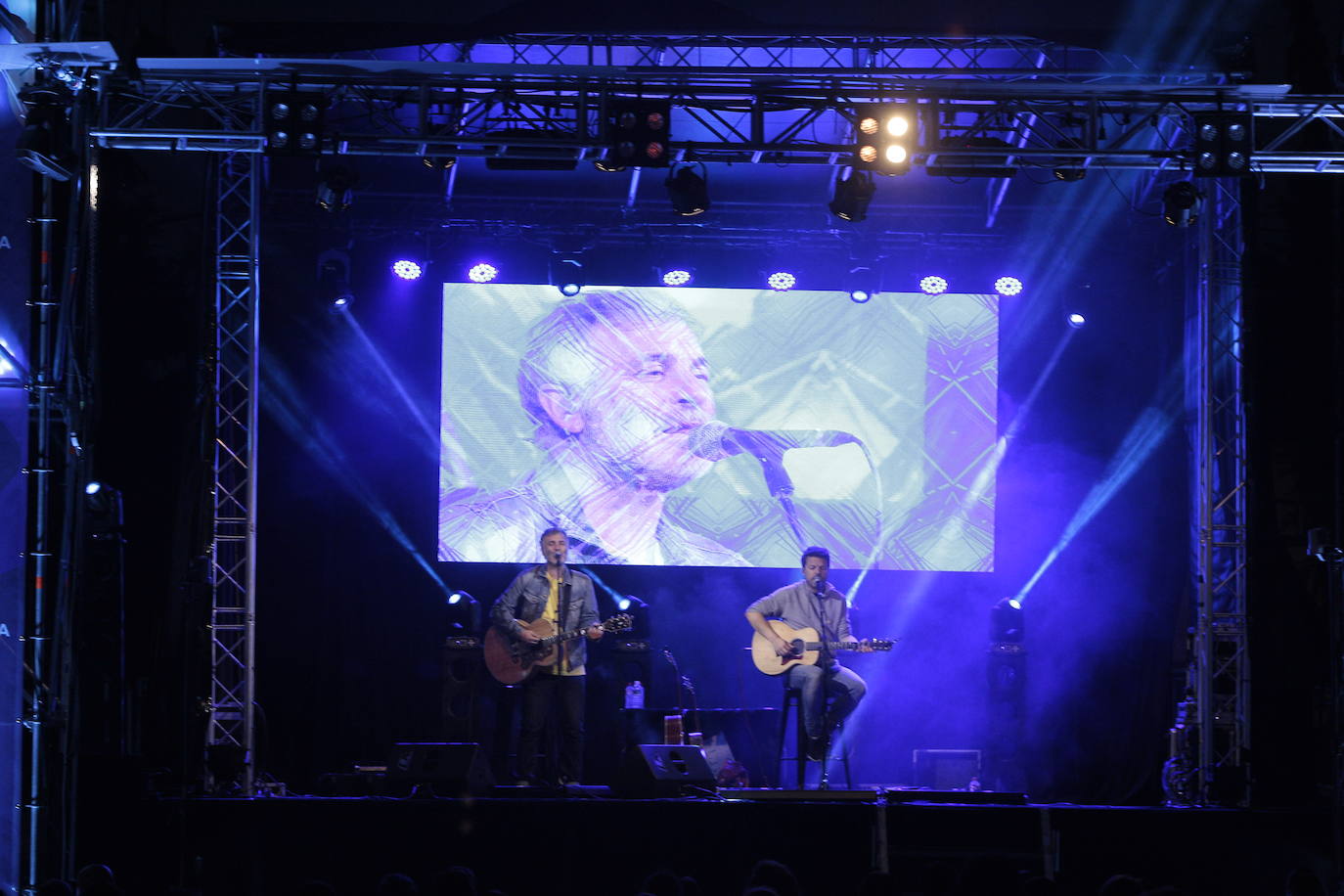 Fotos: Una noche en el sofá de La Habitación Roja en Torrelavega