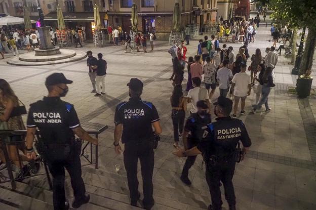 El fin de semana deja 105 denuncias por botellón y 249 por no usar mascarilla