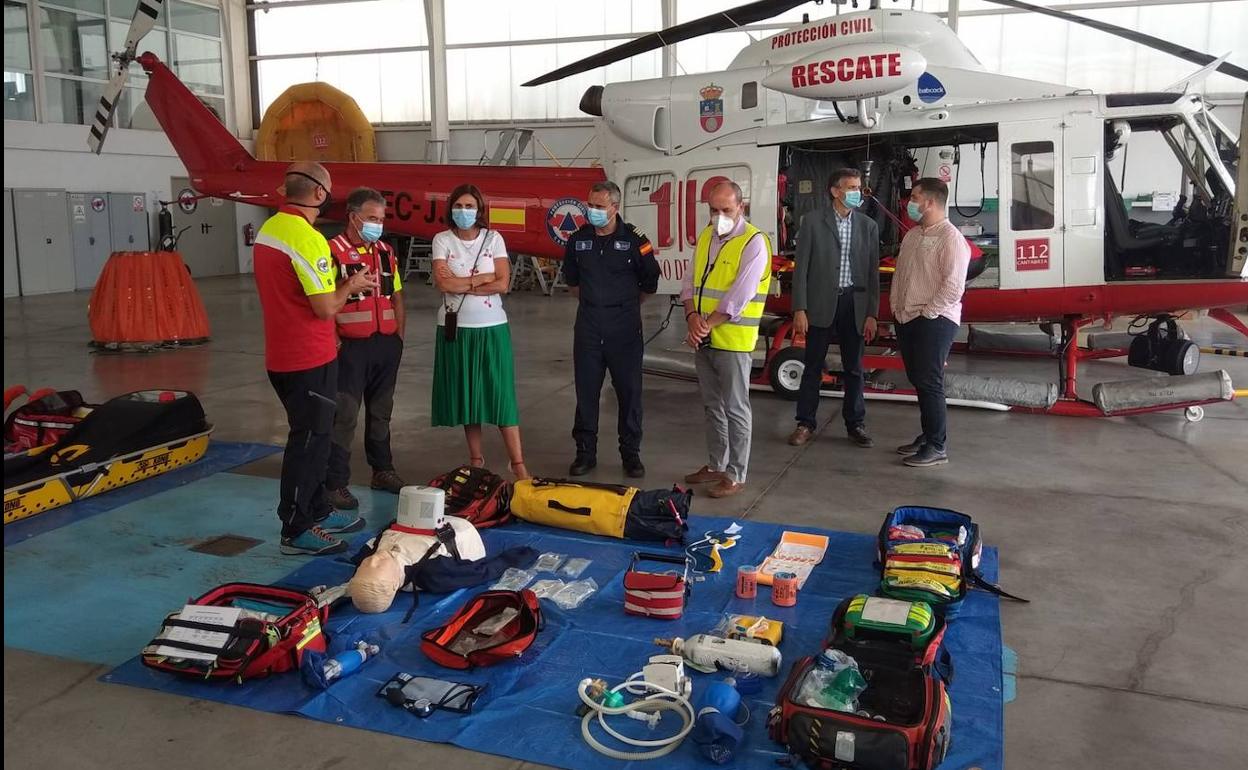 La consejera, en el hangar del helicóptero del Gobierno de Cantabria, donde se ha entregado material nuevo.