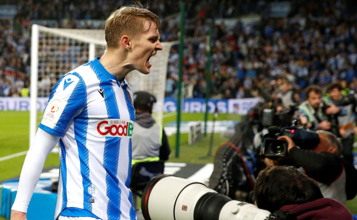 Odegaard celebra un gol con la Real Sociedad.