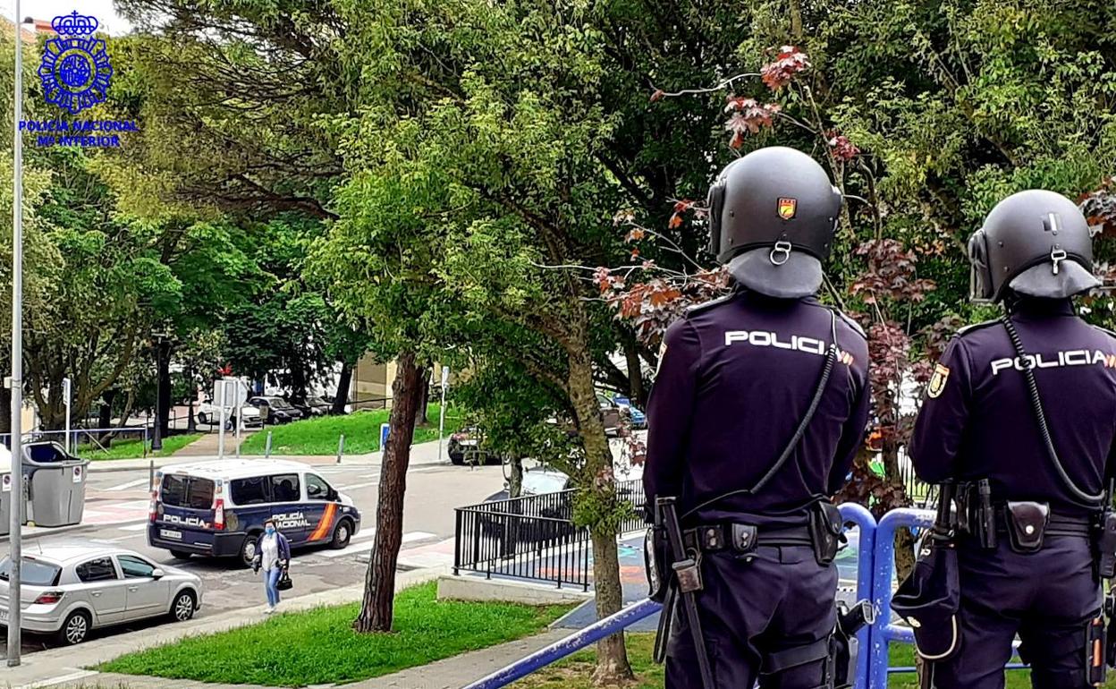 Detenido un joven que robo el móvil y el dinero a un hombre en Adarzo