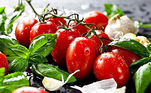 Ingredientes fundamentales para hacer gazpacho en casa.