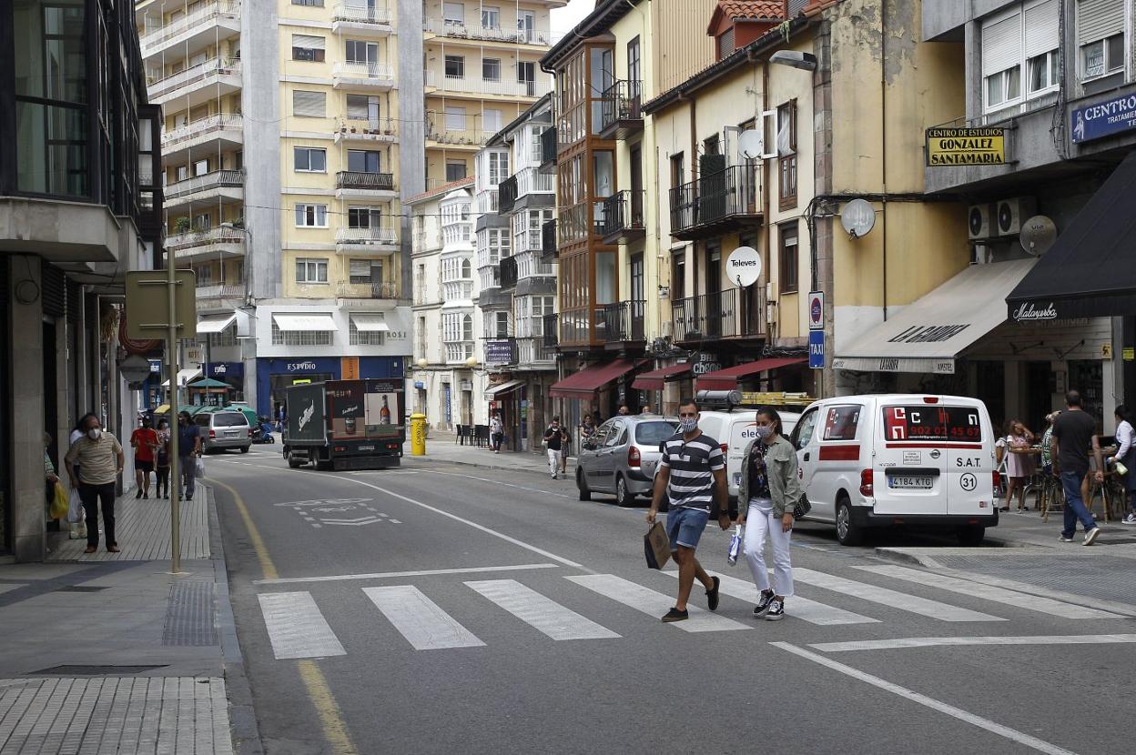 Vista general del tramo de la calle Julián Ceballos que el Ayuntamiento quería cerrar al tráfico. 