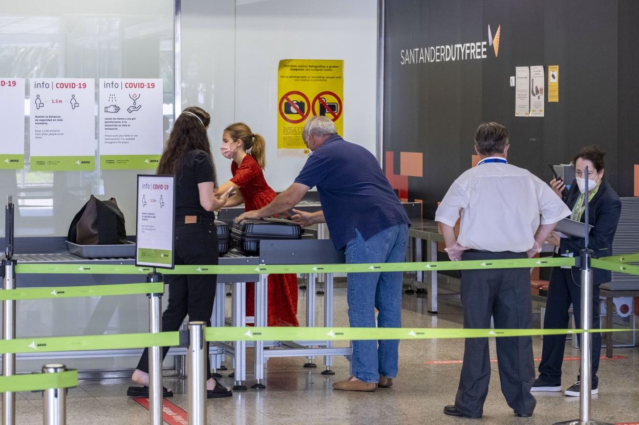 Un grupo de pasajeros con destino a Londres camino del control de seguridad en el Seve Ballesteros. 