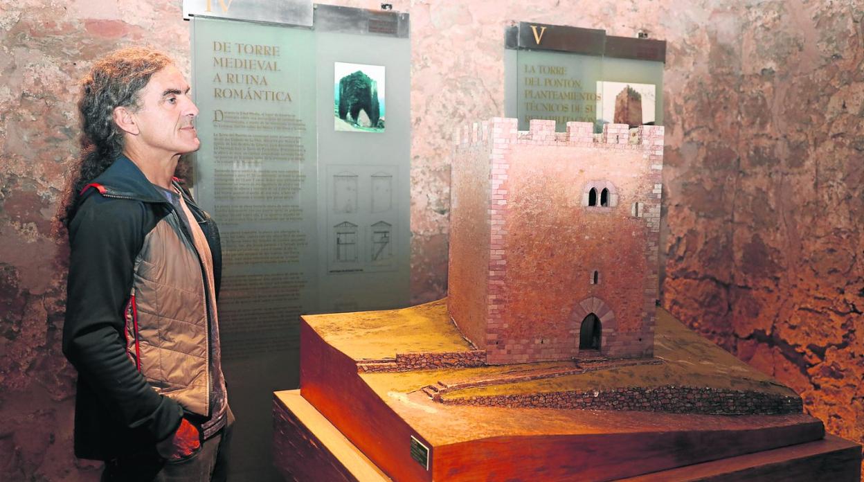 Luis Miguel García contempla una reproducción de la Torre de Linares en una de las salas.