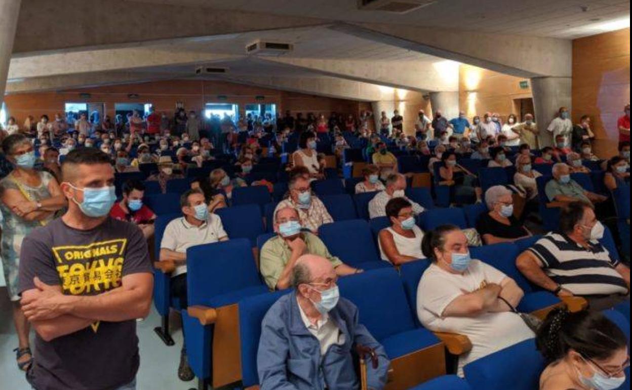Reunión de los vecinos de Meruelo, a finales de julio, para abordar el problema de los okupas en el municipio.